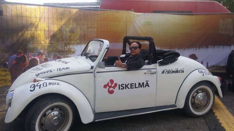 Juontaja Mikko Siltala juontaa kuplavolkkarista käsin Iskelmäkesä -festareilla.